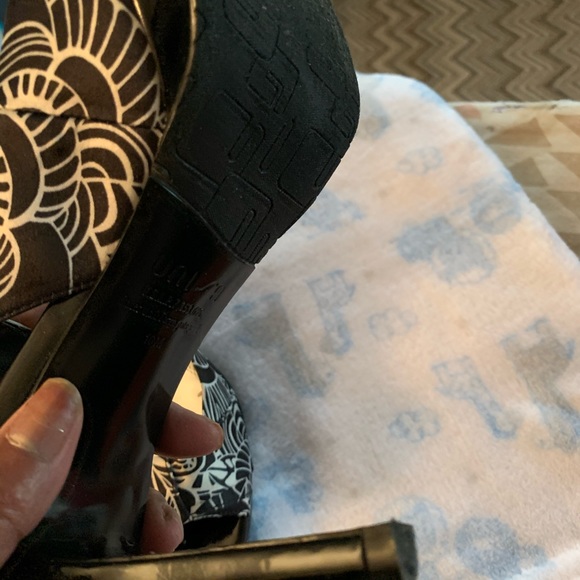 Black and White Heels with bow - Picture 4 of 4